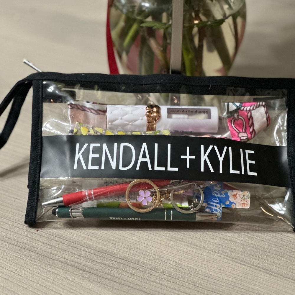 Kendall+KylieClear Cosmetic Bag with bundle
